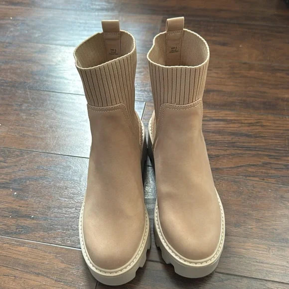 DV Dolce Vita Women's Villa Chelsea Lug Boots  Light Tan Size 6.5