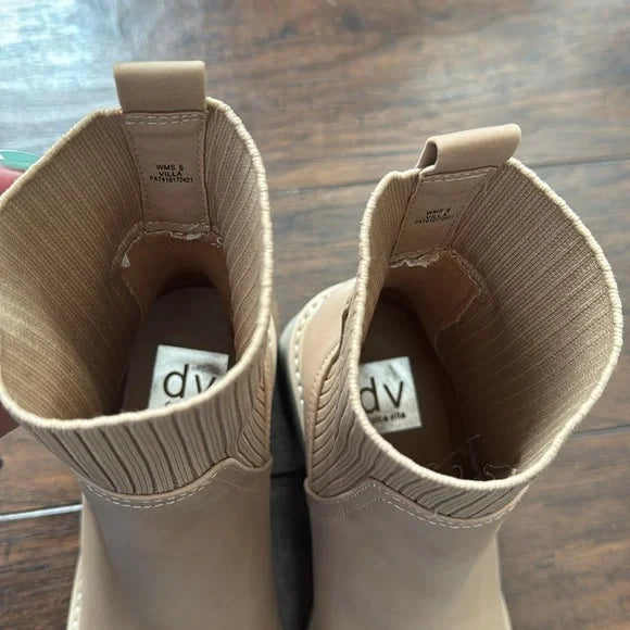 DV Dolce Vita Women's Villa Chelsea Lug Boots  Light Tan Size 6.5