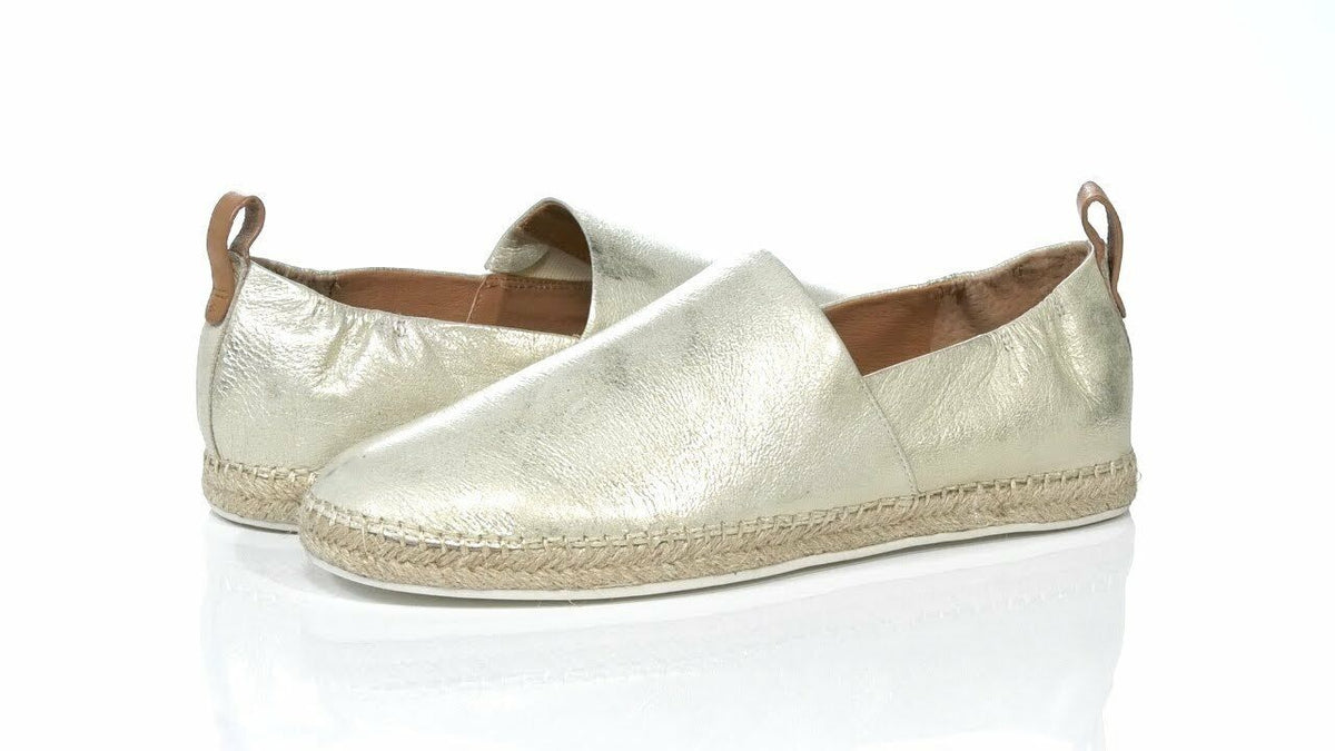 Gentle Souls by Kenneth Cole Women's Lizzy A-Line Sporty Flats  Color Ice Gold Size 10M
