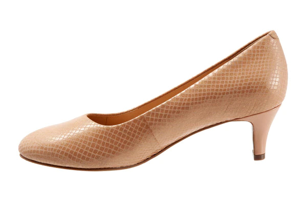 Trotters Women's Fishnet Anti-Microbial Slip On Pumps Color Nude Size 5.5M
