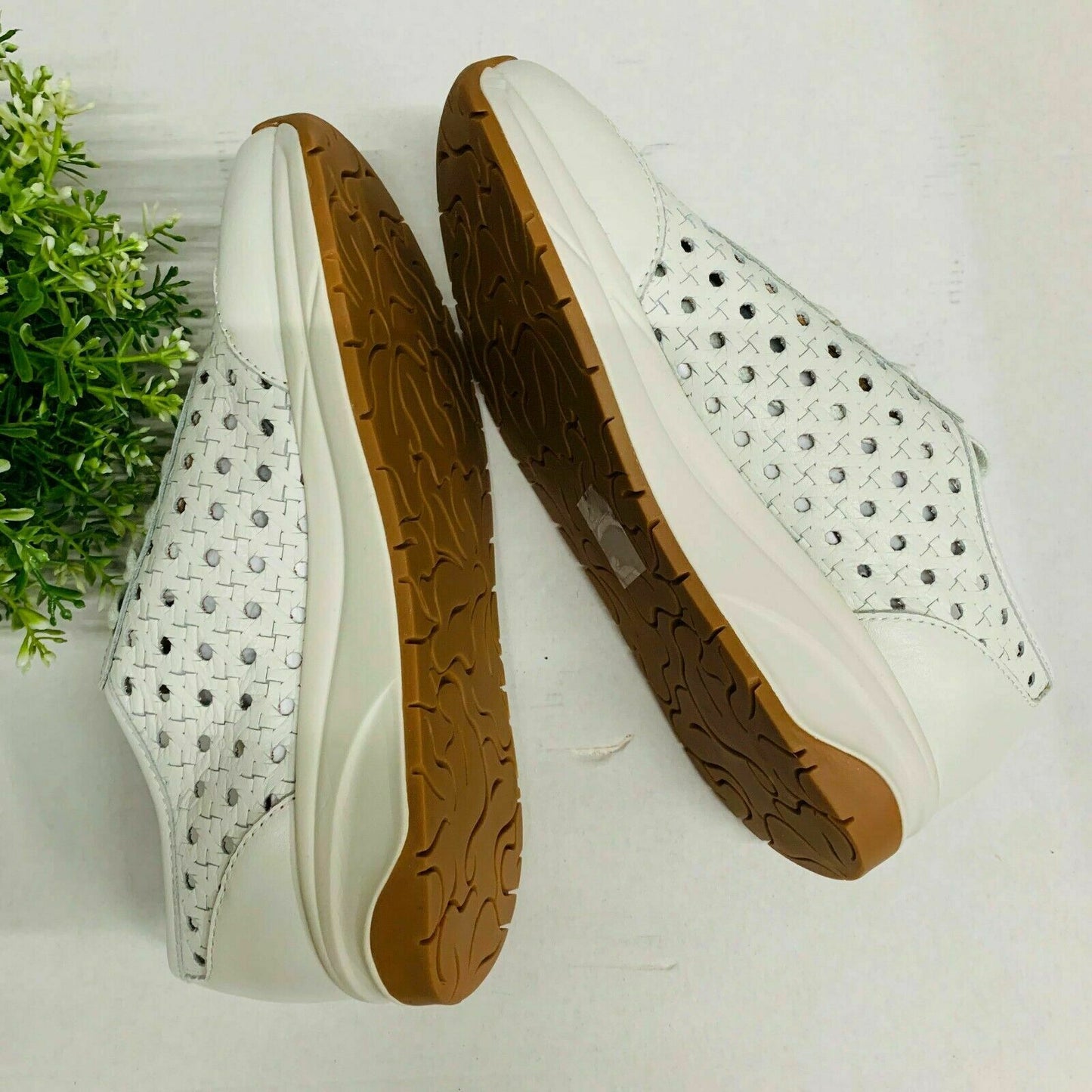 Patricia Nash Milla Sneakers Women's Shoes 051LEA-WHT White