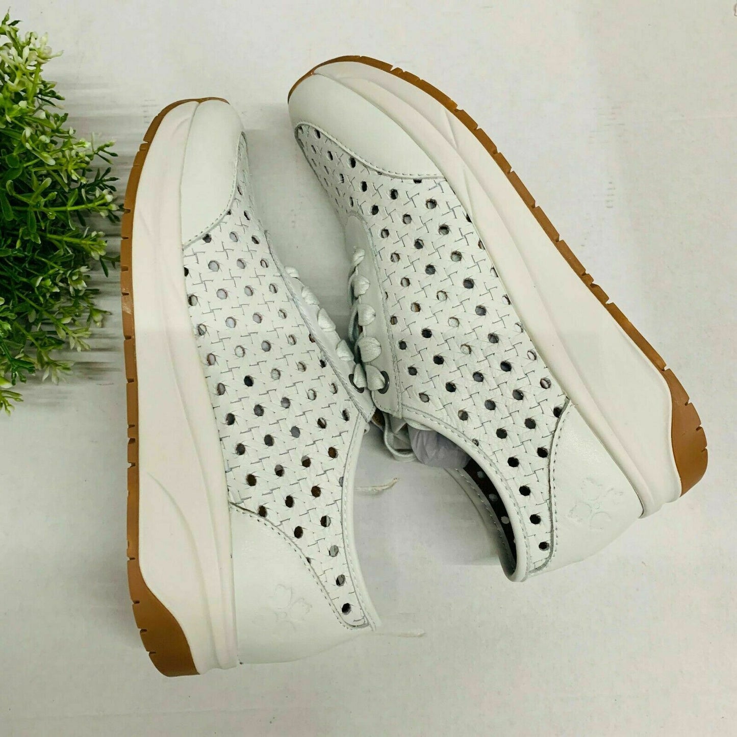 Patricia Nash Milla Sneakers Women's Shoes 051LEA-WHT White